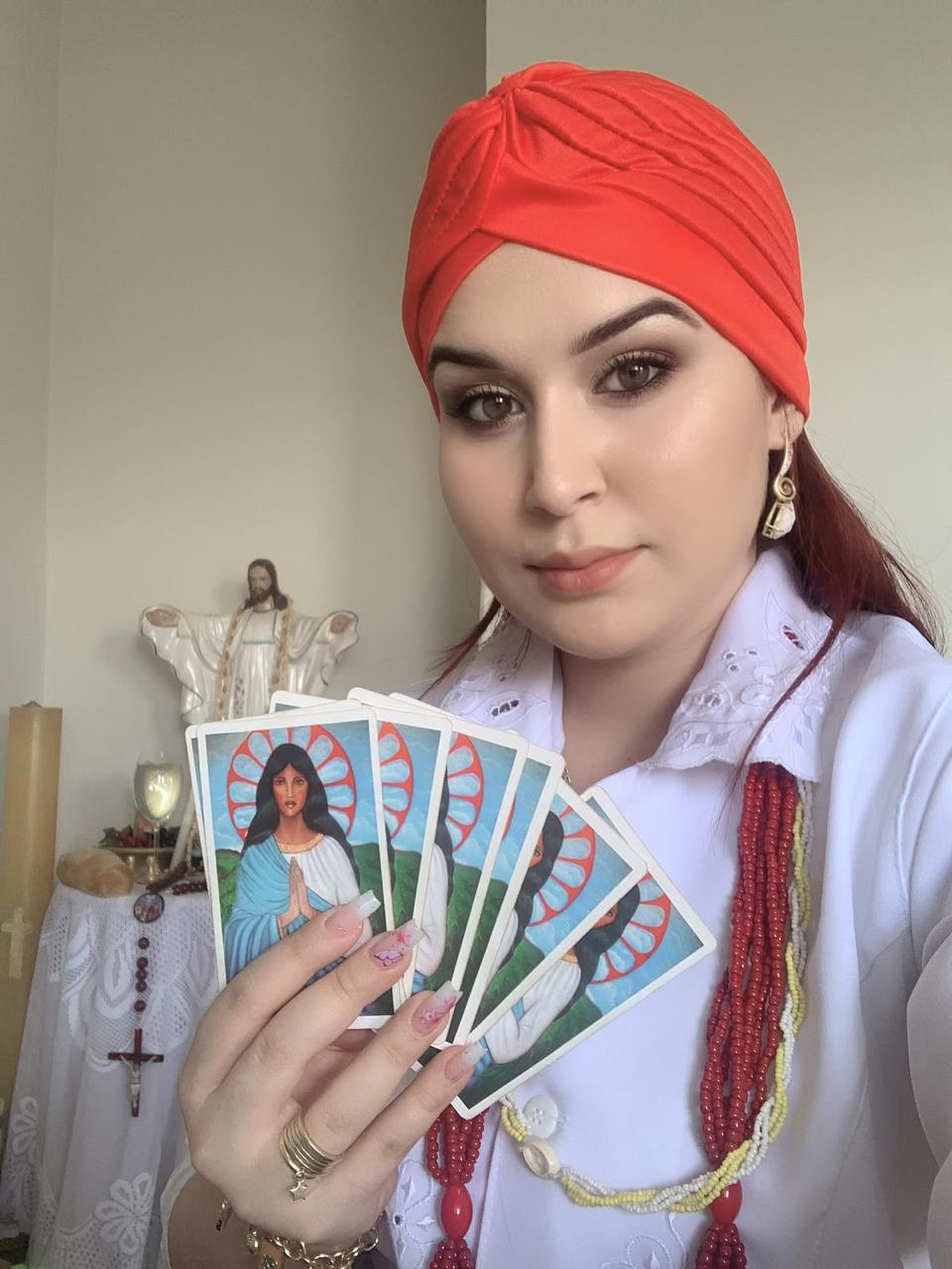 Dandara com cartas e turbante vermelho